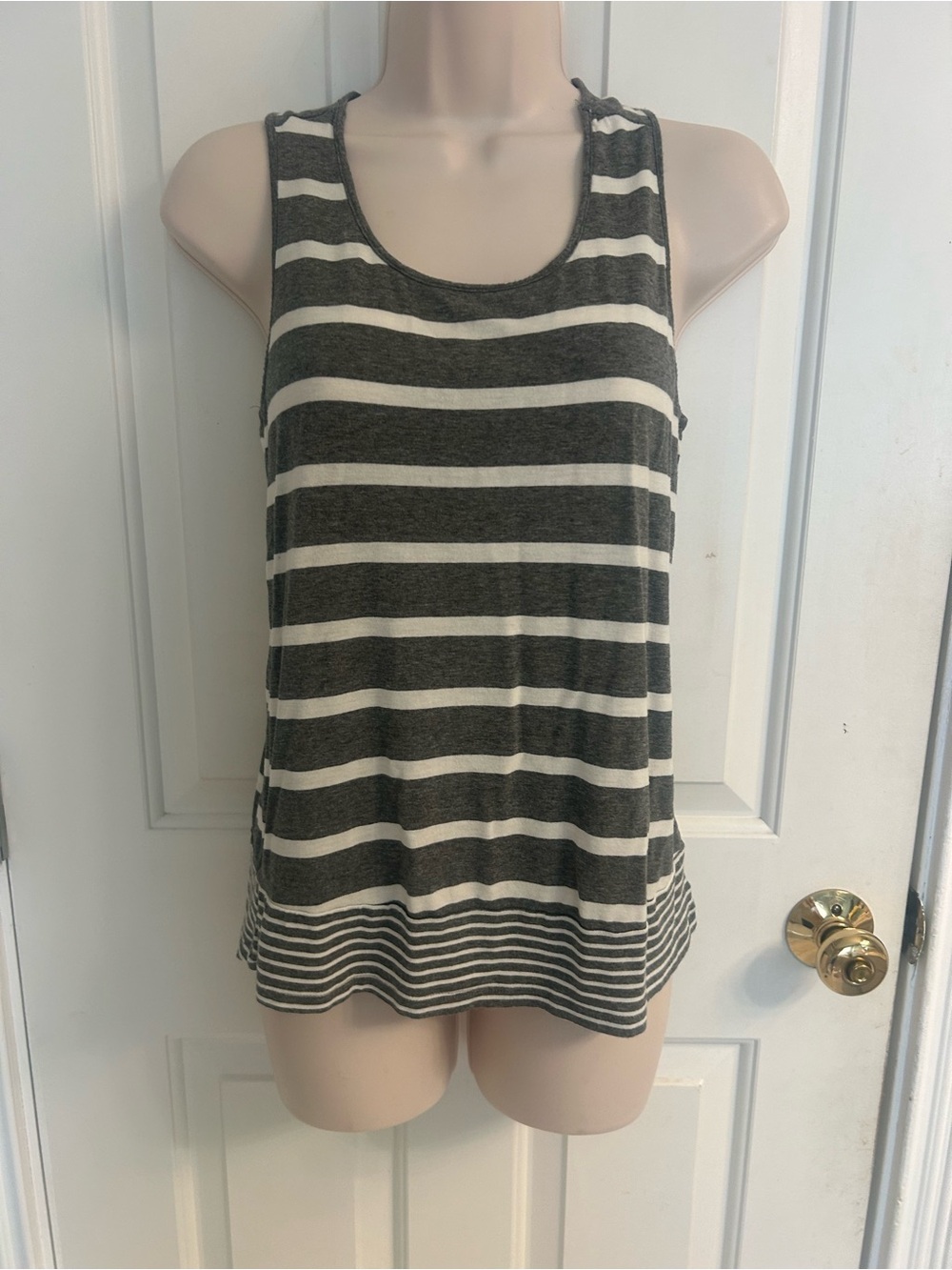 Women's Pinque Striped Scoop Neck Tank Top - Gray & White